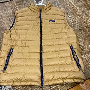 Patagonia Men’s XL vest. Original owner.  Only used a few times.  Great cond.